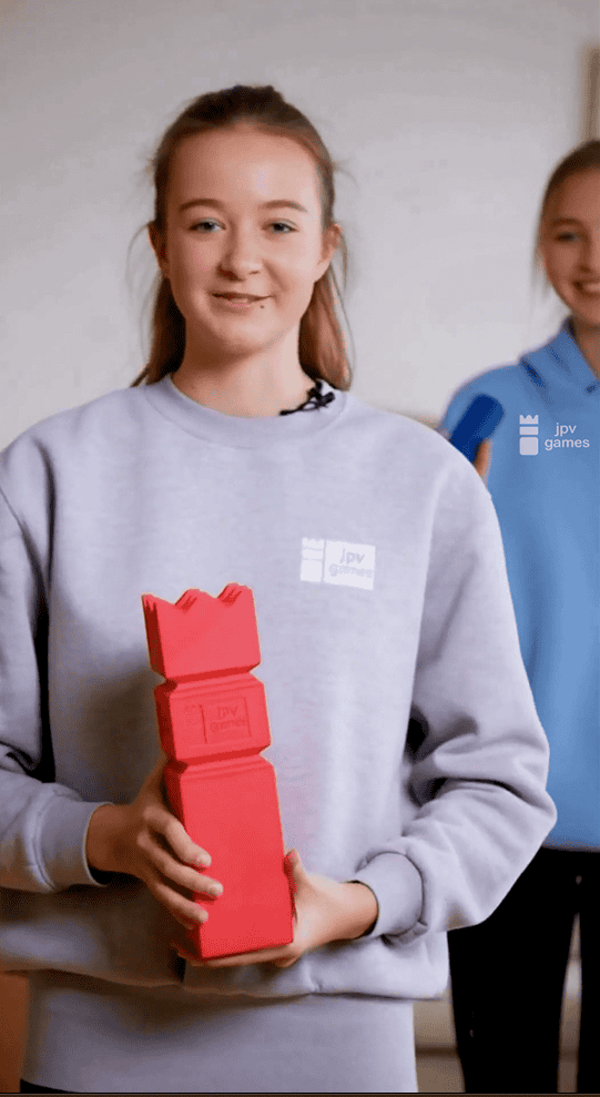 Spiele Jugendgruppe drinnen – Indoor Kubb in Aktion